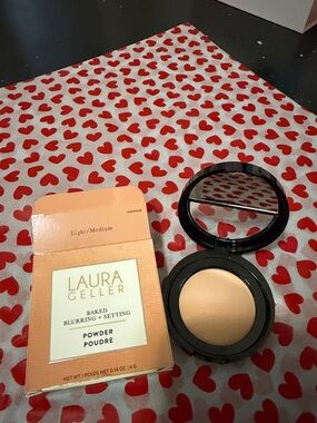 Laura Geller Baked Blurring + Setting Powder - Light/Medium Beige